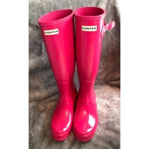 Bright, hot pink tall glossy Hunter rain boots ☔️